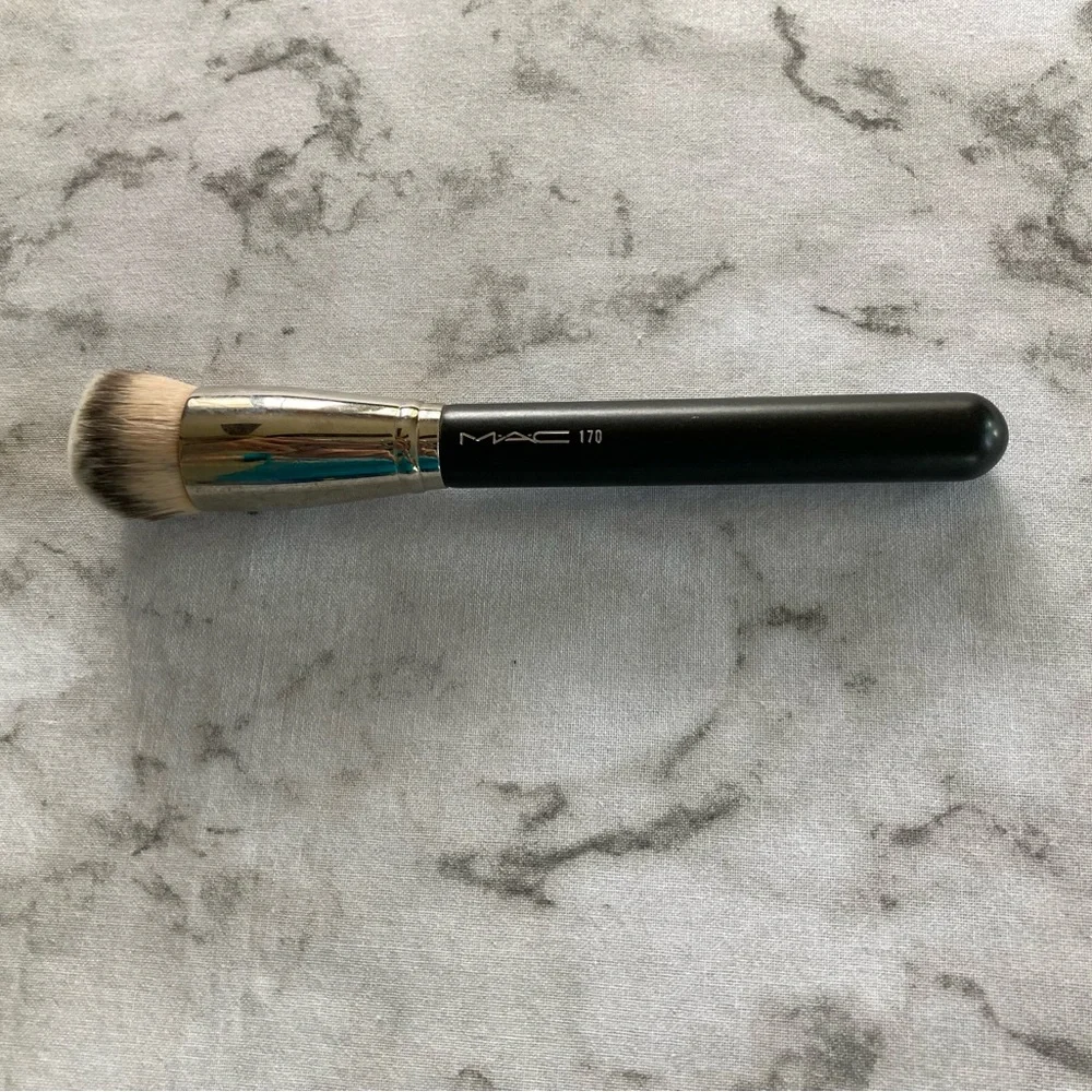MAC Cosmetics 170 synthetic rounded slant brush